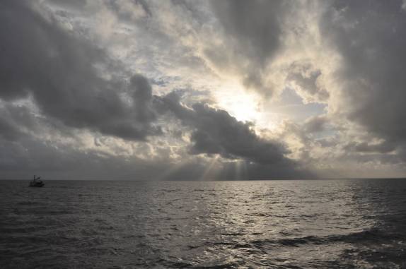 Dia nascendo durante a viagem de barco entre Apicum Açu e a Ilha de Lençóis, nas Reentrâncias Maranhenses - MA